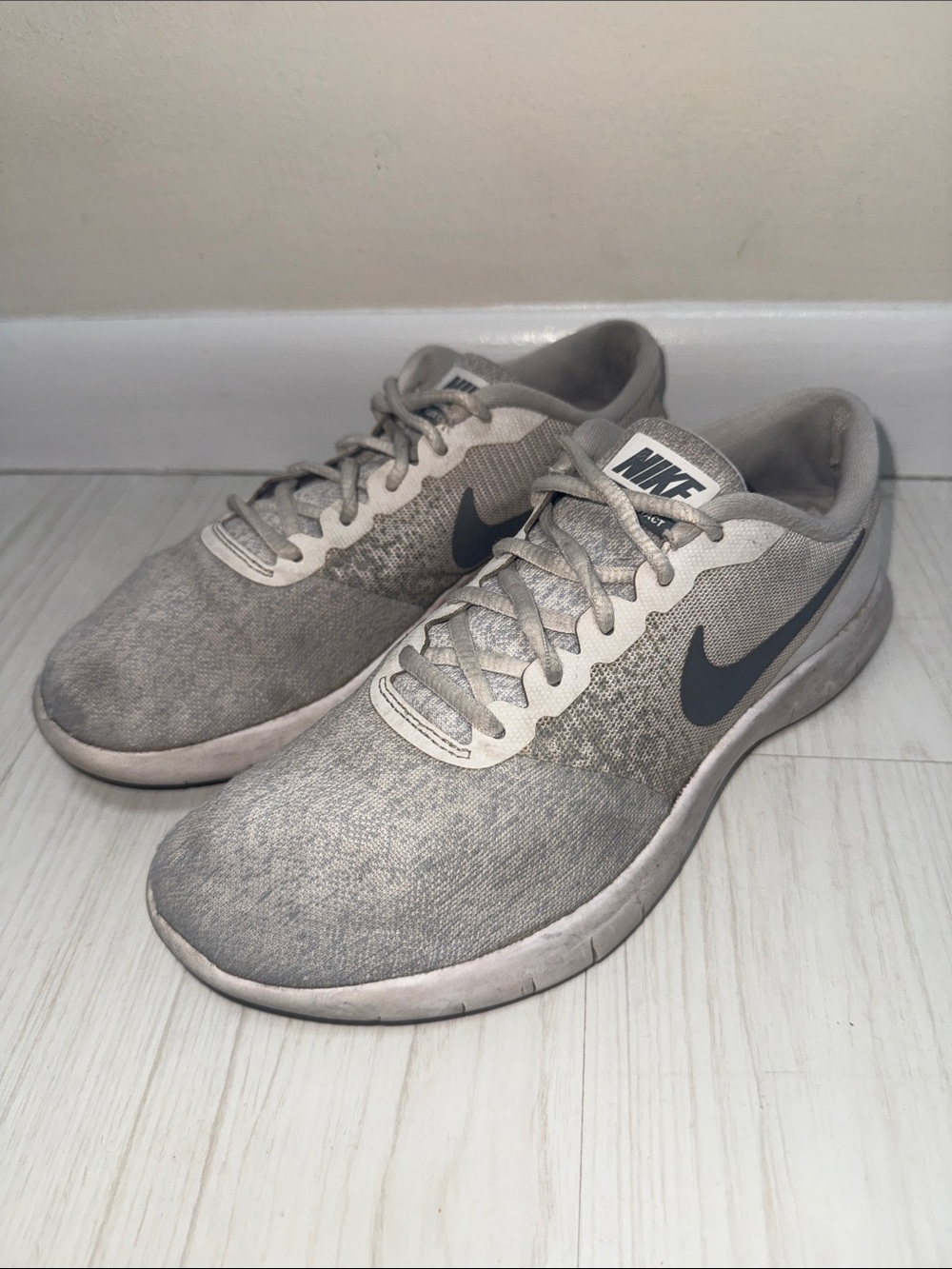 Nike Flex Contact Gray & White Sneakers